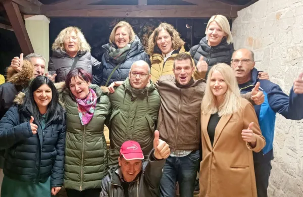Saša Likavec Svetelšek (v prvi vrsti druga z leve) s kandidati svoje 
liste za svetniška mesta. 