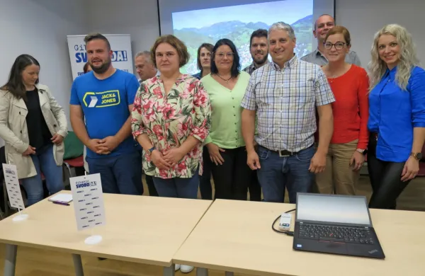 Urška L. Ubajiogu  (v rožnatem) je izgubila mandat svetnice, a 
ostaja kandidatka za županjo. Pet svetnikov  GS prinaša  sveže 
znanje v občinski svet. 