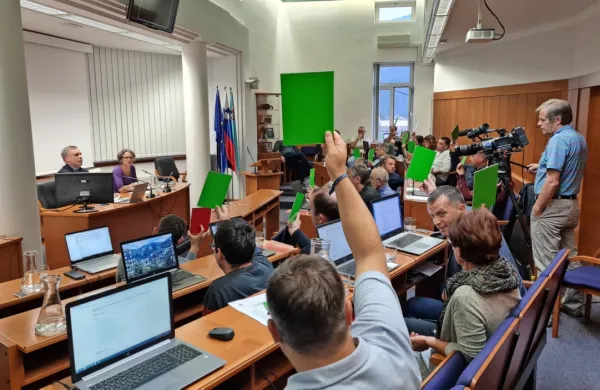 Tolminski občinski svetniki so oktobra  zadnjič dvignili roke, 
prihajajo stari novi svetniki.  