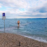 Visoko plimo je izkoristil za posebno plavalno doživetje