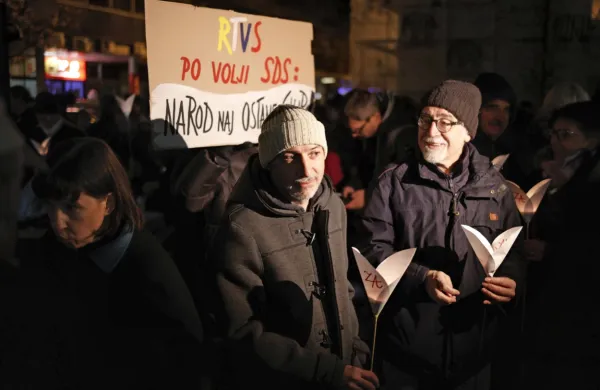 Pred nedeljskim referendumom, na katerem bodo volivci odločali 
tudi o noveli zakona o Radioteleviziji Slovenija (RTVS), je danes 
potekal shod za RTV, na katerem so udeleženci poudarili pomen 
neodvisne javne radiotelevizije in nedopustnost trenutnega dogajanja na RTVS.