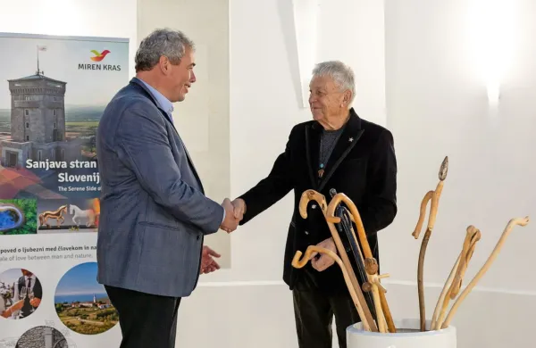 Ob današnjem jubileju je Oskar Kogoj občini Miren-Kostanjevica 
simbolično podaril osem 