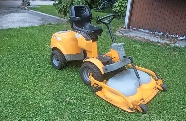Približno taka parkovna traktorska kosilnica je pred  dnevi   izginila 
v Šempasu, pa so jo minulo nedeljo k sreči našli.  
