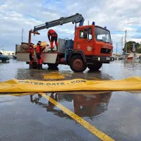 Postavljanje protipoplavnih baraž v Izoli