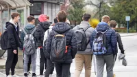 Epidemija covida-19  je po doslej znanih podatkih upočasnila cepljenje 
dečkov in deklic v 6. razredu osnovne šole, ki jim pripada brezplačno 
cepljenje proti HPV  - virusom, ki povzročajo raka na materničnem vratu.  