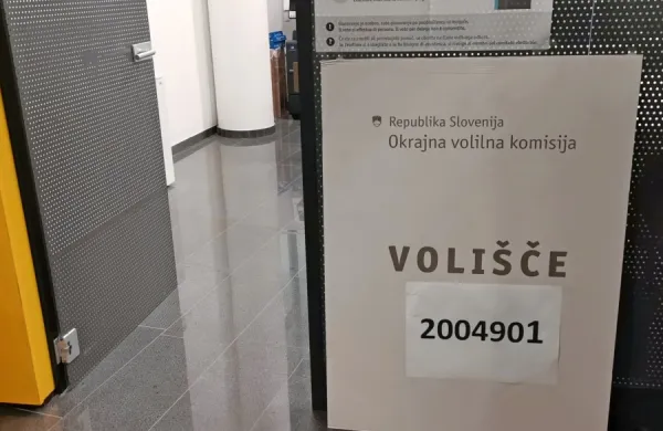 Prvi dan predčasnega glasovanja na referendumih na voli&scaron;ča manj kot odstotek volivcev