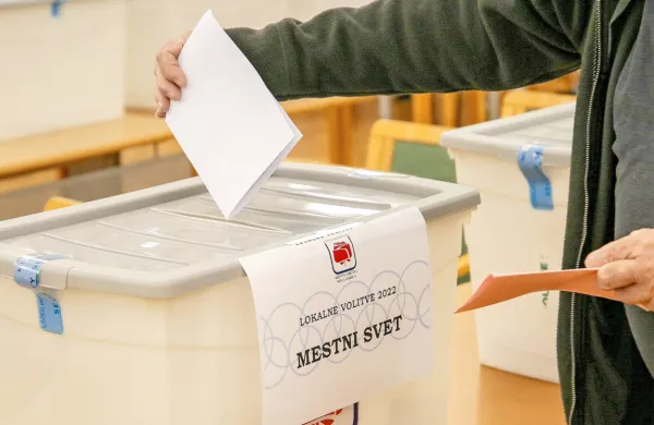 V prvem krogu lokalnih volitev so največji uspeh dosegle lokalne 
liste, ki sicer ne sodelujejo na parlamentarnih volitvah.
