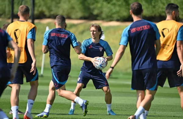 Luka Modrić (z žogo) ima pri Hrvaški še vedno vse v svojih rokah in nogah.  