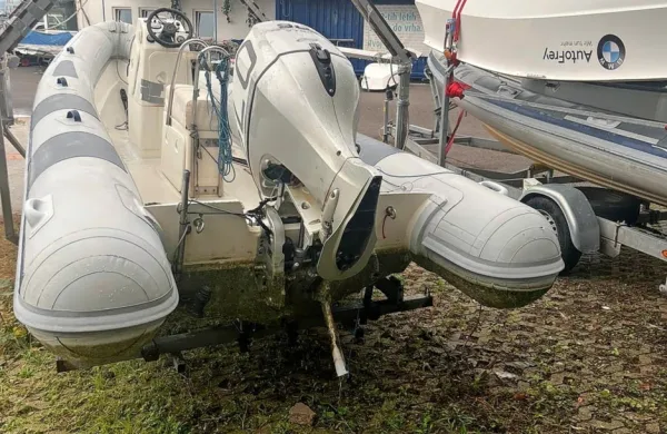 Tatovi  so  pred  dnevi  z  ograjenega  območja  ob  izolskem  jadralnem  
klubu  Burja  ukradli  štiri  pete  izvenkrmnih  motorjev.  