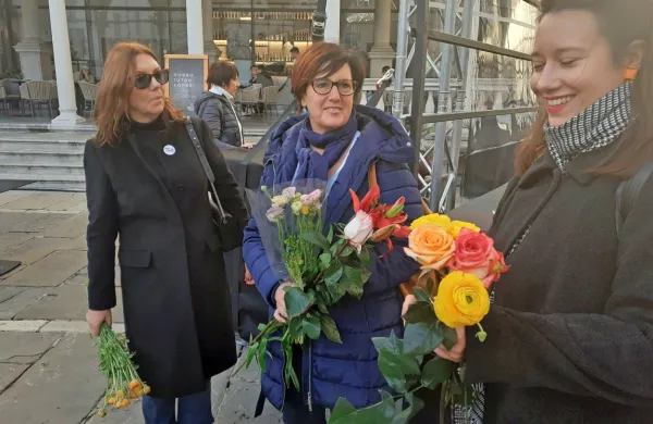 Na Titovem trgu sta se pozivom volilkam in volilcem, naj v nedeljo 
obkrožijo ZA, pridružili tudi koprski novinarki RTVS Elen Batista 
Štader in Eugenija Carl.