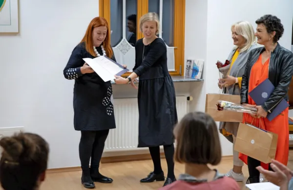 Priznanje za najboljšo slikanico, izdano v samozaložbi, za leto 
2021 si je s pravljico Mišek Bami prislužila Bistričanka Nataša 
Frank.