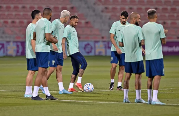 Neymar (z žogo) in brazilski soigralci se ogrevajo za nocojšnji 
dvoboj s Srbijo. 