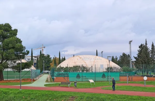  Od sredine  oktobra  do konca  aprila so štiri teniška igrišča na 
Bonifiki pokrita z balonom.