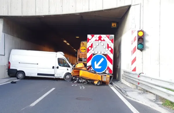 Voznik kombija je na hitri cesti trčil v tovorno vozilo cestnega podjetja in promet ohromil za eno uro.