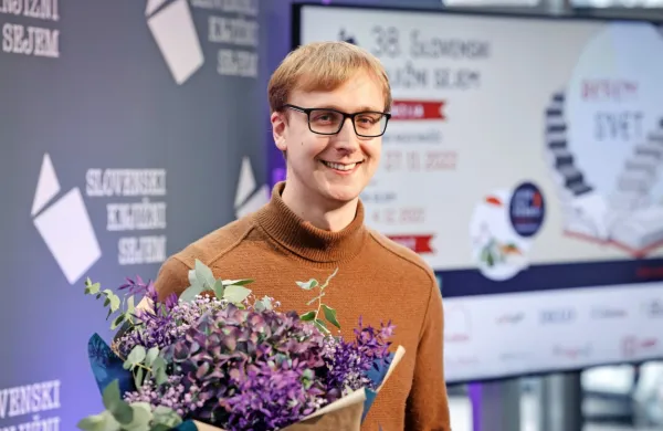 Na 38. Slovenskem knjižnem sejmu (SKS) so danes podelili veliko 
nagrado SKS - naj knjiga leta 2022. Prejel jo je David Zupančič za 
knjigo Življenje v sivi coni, ki je izšla pri založbi Mladinska 
knjiga. 