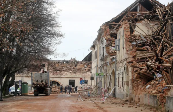 Žarišče potresa z magnitudo 6,4 je bilo nedaleč od Petrinje in je 
poleg tega mesta najbolj prizadel vas Glina.