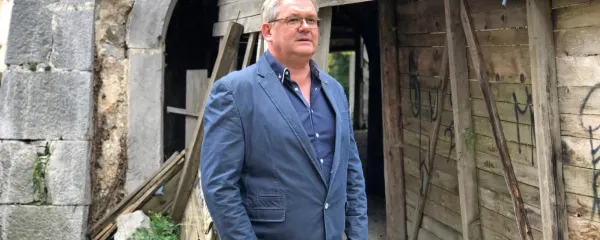 Jernej Premrl, ljubitelj starin in strastni zbiratelj vsega, kar je povezano z zgodovino Senožeč, 
je doslej  rešil več kot 60 steklenic in približno 80 predmetov iz nekdanje pivovarne.   