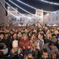 Praznične lučke v Kopru zažarele v družbi Cristine D'Avena
