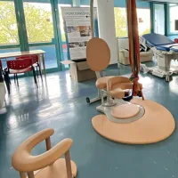 Ženske ob porodu lahko izbirajo med modernimi porodnimi 
posteljami in posebnim  stolom za alternativne porodne položaje.