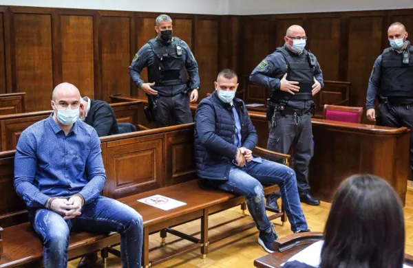 Bojan  Stanojević (levo,  desno  Klemen  Kadivec)   je  bil  do  začetka  aprila  v  koprskem  priporu,  potem  pa  ga  je 
moralo sodišče  izpustiti, saj    sta  minili dve  leti  od  vložitve  obtožnice.