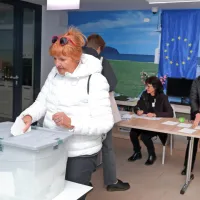 Volilci na referendumu podprli vse tri novele zakona