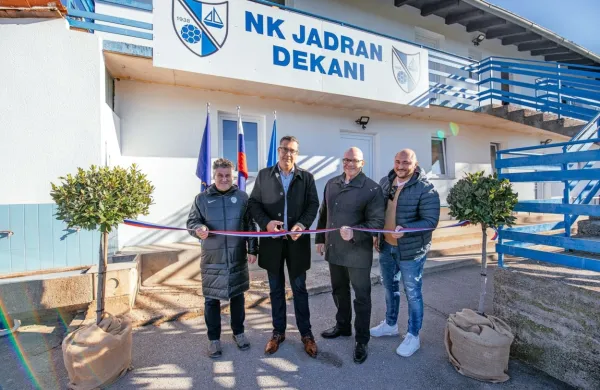 Danes so s prerezom slavnostnega traku tudi uradno predali v 
uporabo nogometno igrišče v Dekanih, opremljeno z novo umetno 
travo, in prenovljene prostore nogometnega kluba.