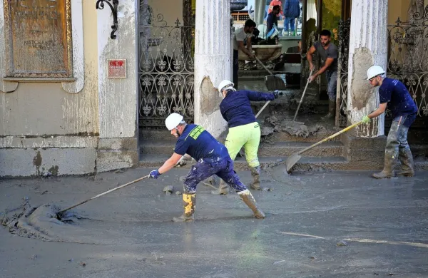 Huda nevihta, ki se je v soboto razbesnela nad otokom Ischia, je 
najhuje prizadela občino Casamicciola Terme na severni obali 
otoka.