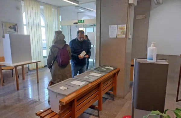 Na voliščih v Sloveniji je do 16. ure na treh zakonodajnih 
referendumih glasovalo 27,53 odstotka volilnih upravičencev.