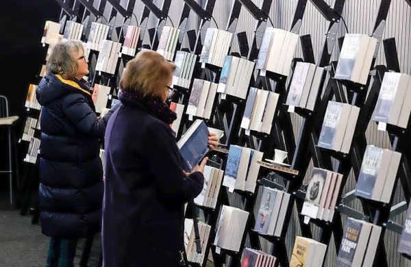 Na Gospodarskem razstavišču danes še zadnji dan v živo poteka 
38. Slovenski knjižni sejem. Na spletu bo sejem potekal še do 4. 
decembra.