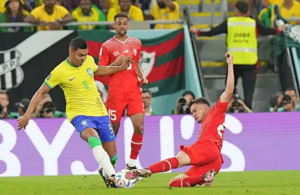 Casemiro (v rumenem dresu) je dosegel zmagoviti gol za Brazilijo 
proti Švici. 