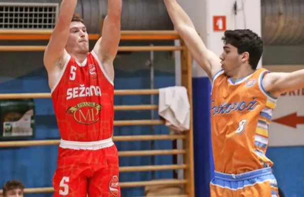 Matic Pristopnik (levo) je bil v soboto najboljši sežanski  strelec.