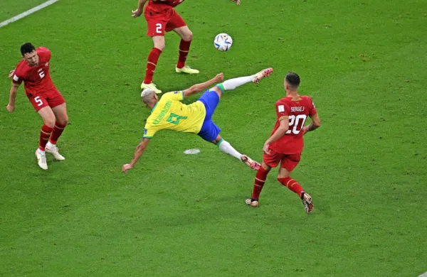 Tako je Richarlison dosegel atraktiven zadetek proti Srbiji, ki bo 
današnji spored odprla proti Kamerunu. Brazilijo  čaka obračun s  
Švico. 