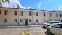 V palači Sabini-Grisoni   sta svoje prostore dobila tudi  Slovensko 
združenje za duševno zdravje Šent in Inkubator Sežana.