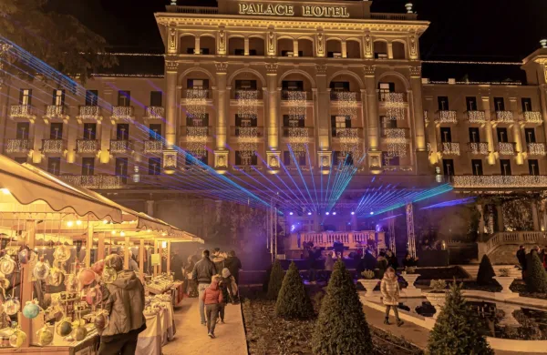 V petek, 2. decembra, ob 15. uri bo zaživel božično-novoletni 
sejem v parku hotela Kempinski Palace Portorož, ob 16.30 pa se bo 
pričel program z lutkovno predstavo Zvezdica zaspanka in obiskom Miklavža, ki bo skupaj z otroki prižgal praznično osvetlitev. 