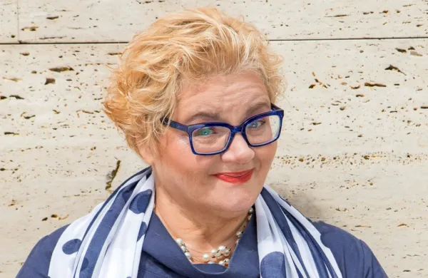 Osrednji del dobrodelne prireditve bo odrski intervju z Deso 
Muck.