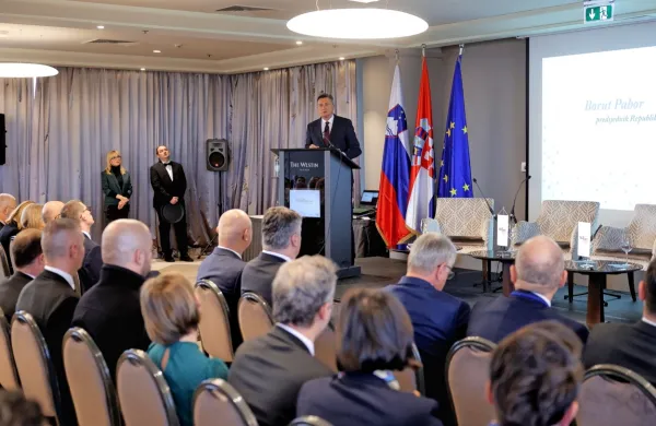 Borut Pahor je poudaril, da morata Slovenija in Hrvaška še naprej 
skrbeti za odlične medsebojne odnose in si prizadevati za mir v 
regiji, ključna pa sta tudi konkurenčno in v svet odprto gospodarstvo.