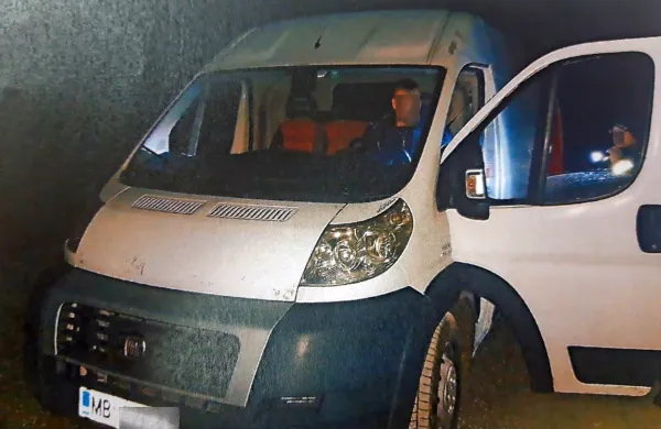 Državljan Srbije je s kombijem z mariborskimo registracijo prevažal 20 ilegalnih migrantov