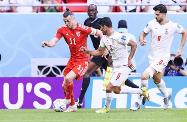 Gareth Bale  (z žogo) goji z Walesom le še neznatne upe za 
napredovanje, bolj oprijemljive imajo Iranci (v svetlejših dresih).