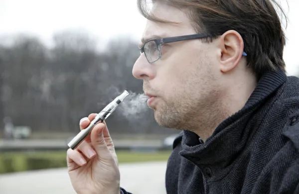 Mladostniki, ki uporabljajo elektronske cigarete, imajo trikrat ali 
celo štirikrat večje tveganje, da bodo začeli kaditi klasične 
cigarete. 