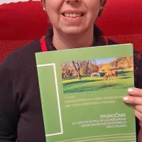 Tamara Urbančič s priročnikom o visokodebelnih pašnih sadovnjakih. 