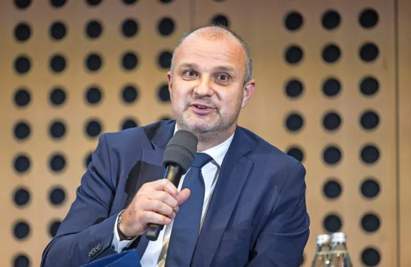 Aleš Cantarutti je odstopil s položaja generalnega direktorja 
Gospodarske zbornice Slovenije. 