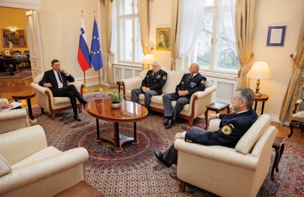 Predsednik republike Borut Pahor je  sprejel predstavnike Zveze 
policijskih veteranskih društev Sever.