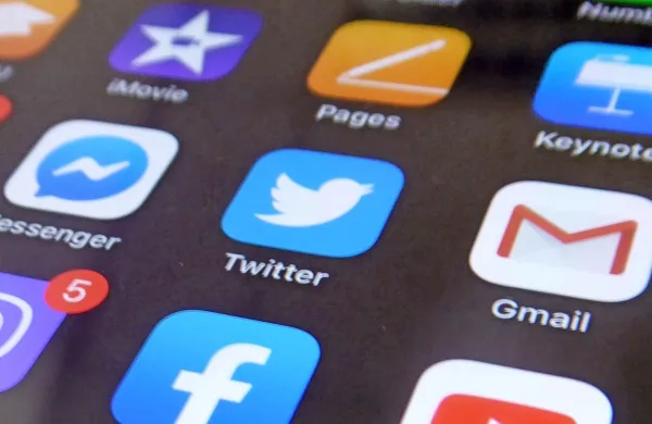 Twitter je prenehal izvajati pravilnik, ki na družbenem omrežju 
prepoveduje širjenje dezinformacij v zvezi s covidom-19, so danes 
sporočili iz podjetja.


