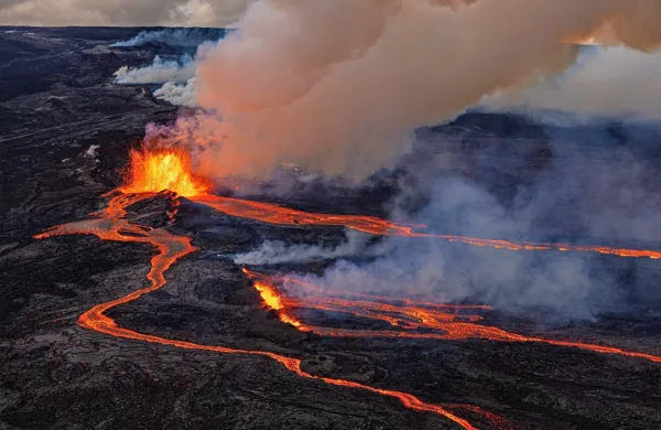Lava za zdaj ne ogroža nobenih skupnosti na Velikem otoku.