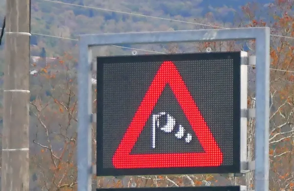 Ponekod na Hrva&scaron;kem močan veter in sneg ovirata promet