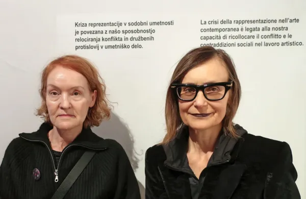 Aina Šmid (levo) in Marina Gržinić na otvoritvi razstave v Loži. 