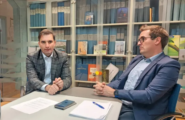 Turel (desno) ima pred drugim krogom podporo Liste za razvoj, 
liste MDruzi, NSI, SD in ZZP, Miklavič pravi, da za podporo strank 
in list ni spraševal. 