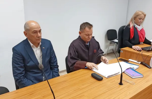  Predsednik SDS Janez Janša ni priznal krivde za obtožbo o žaljivi 
obdolžitvi, za katero je kazenski pregon kot zasebni tožilec sprožil 
nekdanji direktor STA Bojan Veselinovič. 