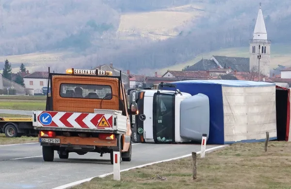 Tovornjakom zaradi višine in velike bočne površine grozi večja 
nevarnost,  da  jih močni sunki vetra  prevrnejo. Fotografija je iz 
arhiva.