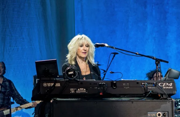 V sredo je umrla Christine McVie, angleška kantavtorica in 
klaviaturistka, ki je v sedemdesetih letih zaslovela kot članica 
skupine Fleetwood Mac. Foto: Raph_PH